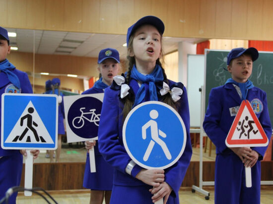 В школы Подмосковья поступили учебники о правилах дорожного движения Новости Серпухова 