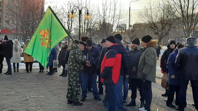 Черный тюльпан серпухов. Серпухов митинг. Митинг с военными в Таганроге у черного тюльпана. Митинг на Соборной горе Серпухов.